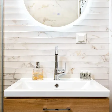 아파트 Magnolia Gardens -1bd With Balcony & Parking By Flat Mаnager 플로브디프